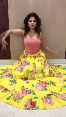 Hot actress Aishwarya Menon slvealvess blouse cleavage clip